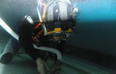 #13 Underwater Pool Cleaning